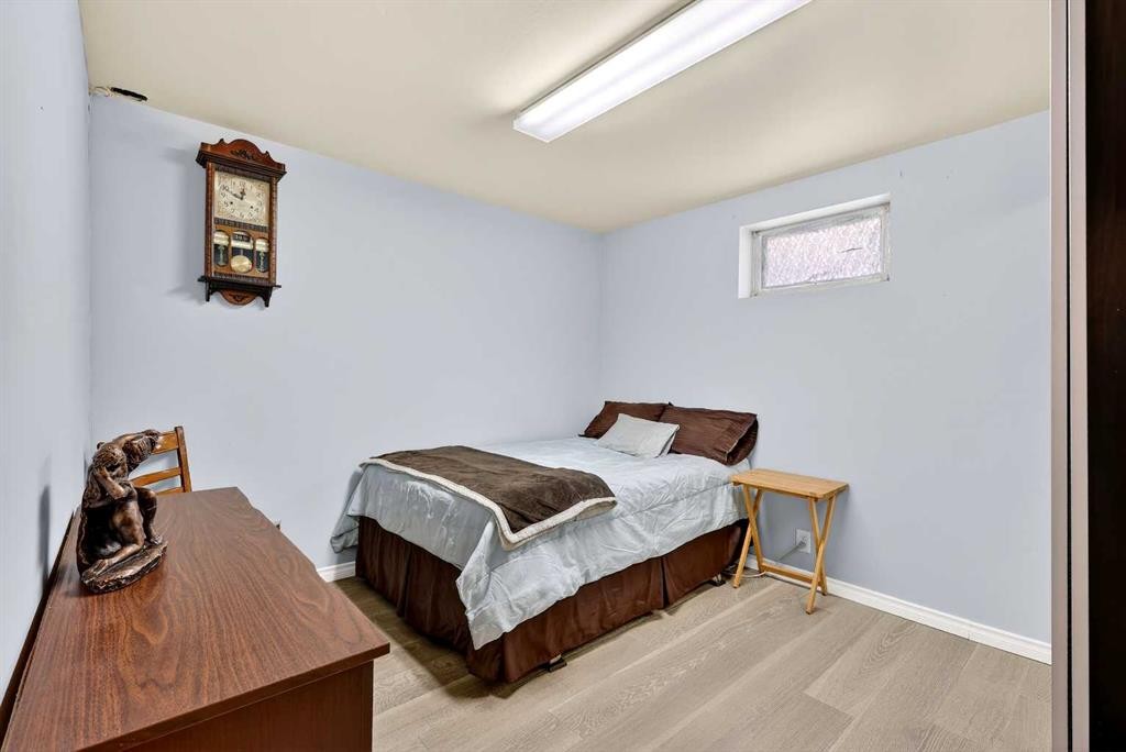 33 Warwick Drive Sw, Calgary, AB - Indoor Photo Showing Bedroom