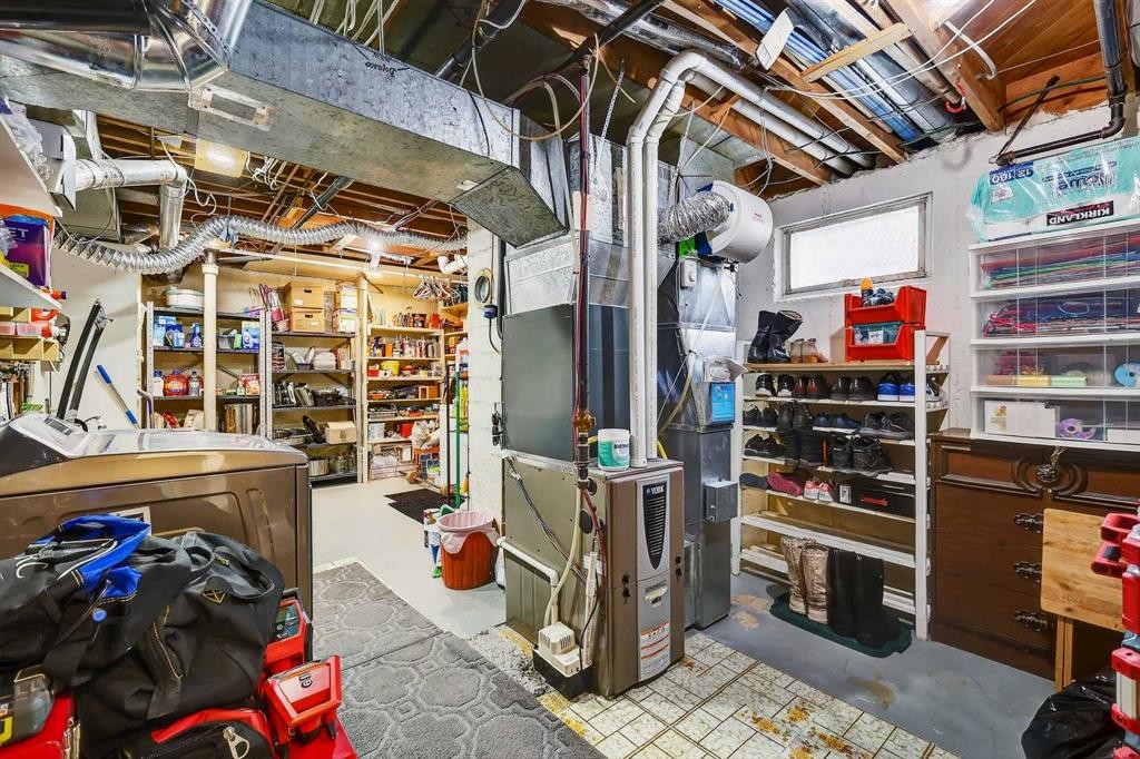 33 Warwick Drive Sw, Calgary, AB - Indoor Photo Showing Other Room