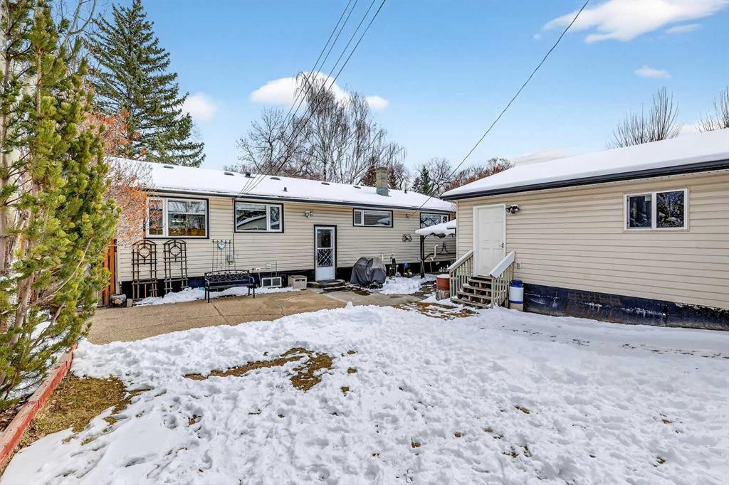 33 Warwick Drive Sw, Calgary, AB - Outdoor