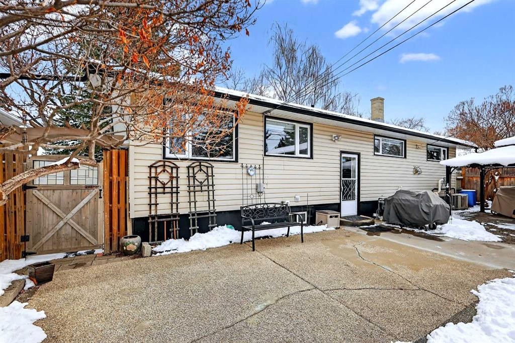 33 Warwick Drive Sw, Calgary, AB - Outdoor With Exterior