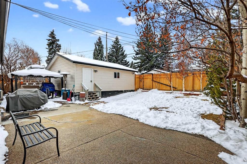 33 Warwick Drive Sw, Calgary, AB - Outdoor