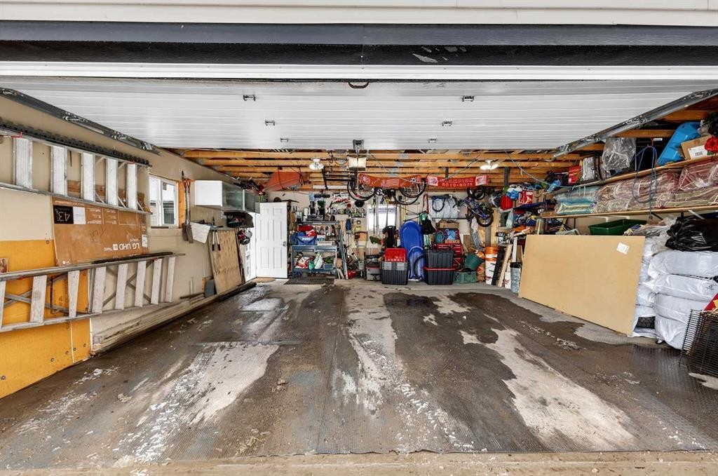 33 Warwick Drive Sw, Calgary, AB - Indoor Photo Showing Garage