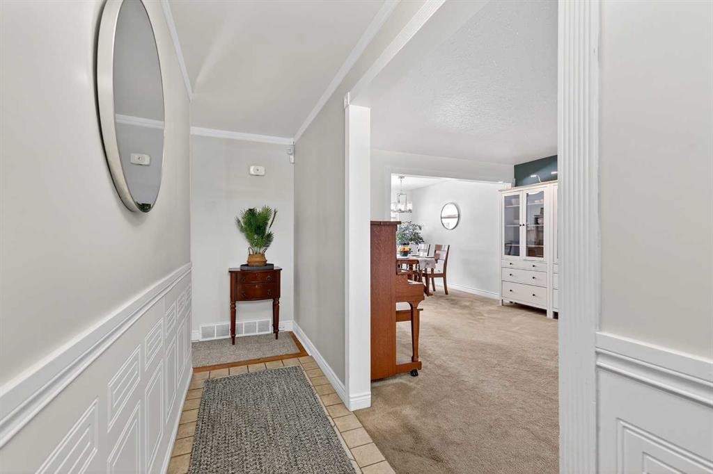 33 Warwick Drive Sw, Calgary, AB - Indoor Photo Showing Other Room