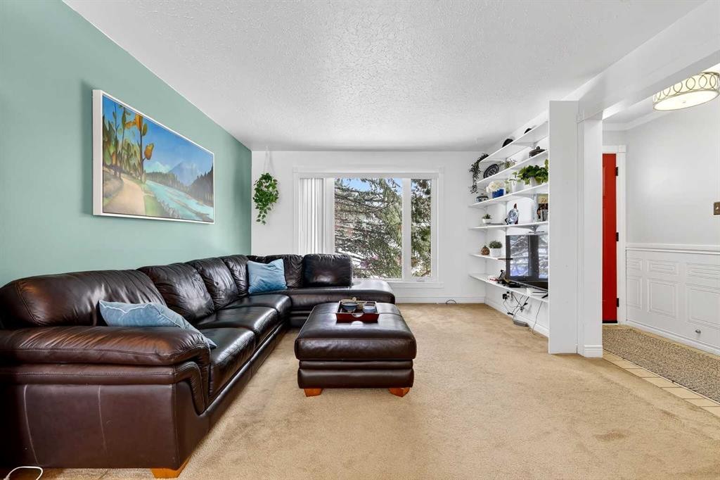 33 Warwick Drive Sw, Calgary, AB - Indoor Photo Showing Living Room
