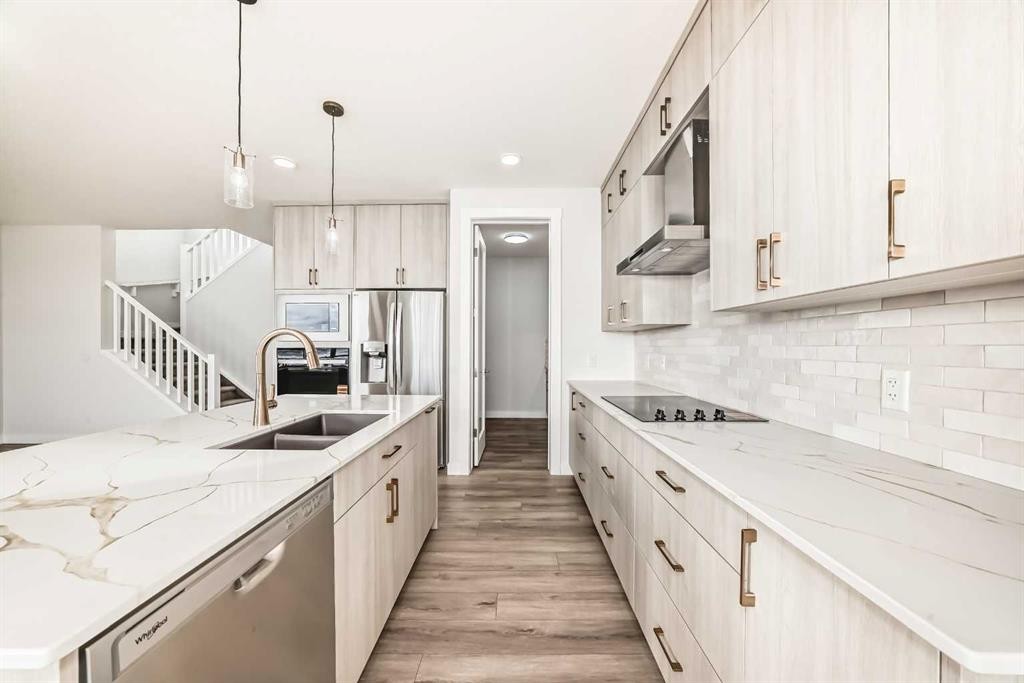 100 Corner Glen Manor Ne, Calgary, AB - Indoor Photo Showing Kitchen With Double Sink With Upgraded Kitchen