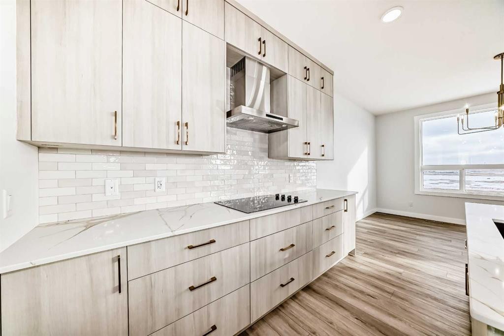 100 Corner Glen Manor Ne, Calgary, AB - Indoor Photo Showing Kitchen With Upgraded Kitchen