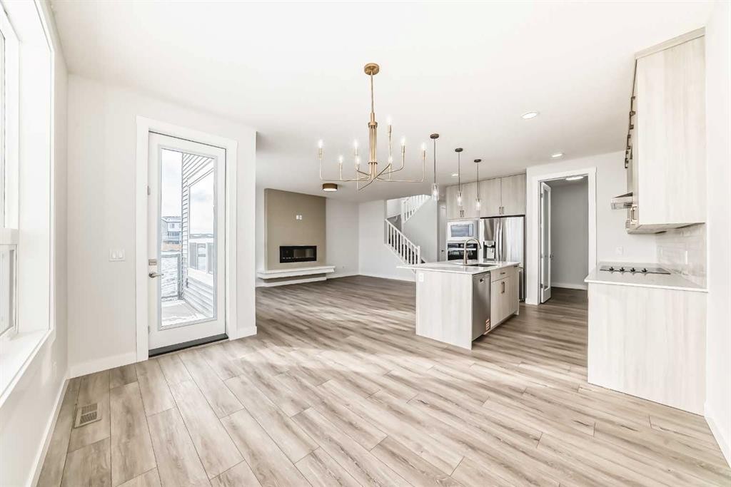 100 Corner Glen Manor Ne, Calgary, AB - Indoor Photo Showing Kitchen