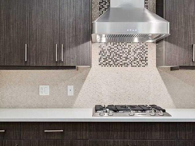 2117 51 Avenue Sw, Calgary, AB - Indoor