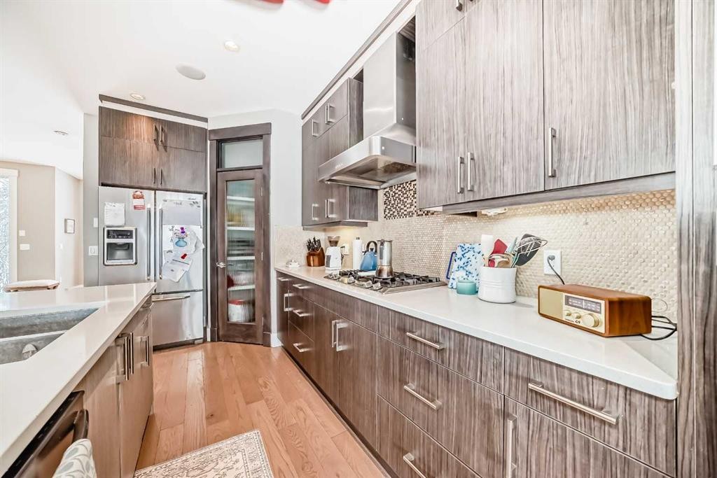 2117 51 Avenue Sw, Calgary, AB - Indoor Photo Showing Kitchen With Upgraded Kitchen