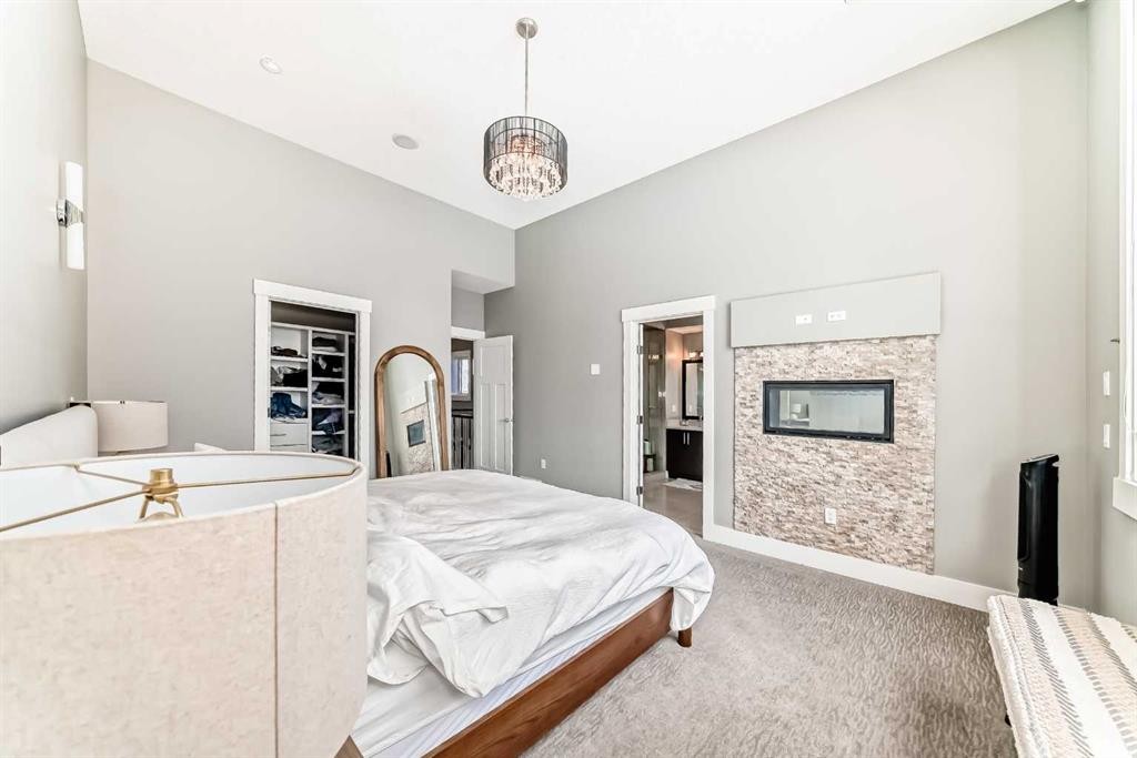 2117 51 Avenue Sw, Calgary, AB - Indoor Photo Showing Bedroom