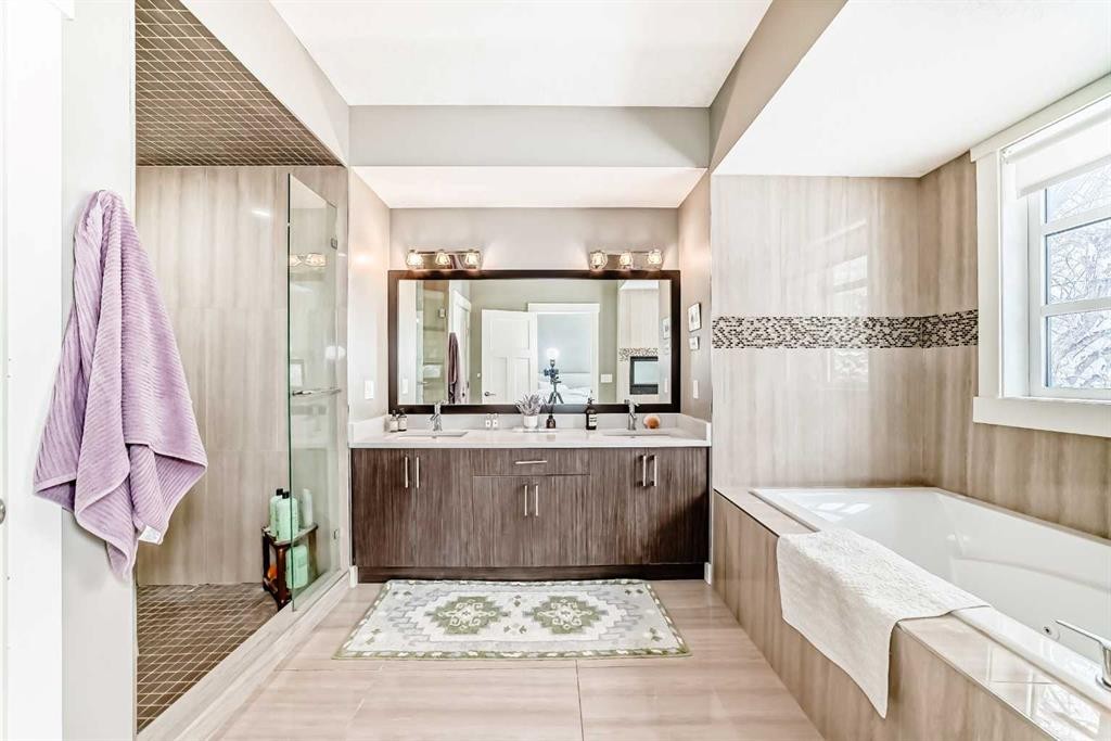 2117 51 Avenue Sw, Calgary, AB - Indoor Photo Showing Bathroom