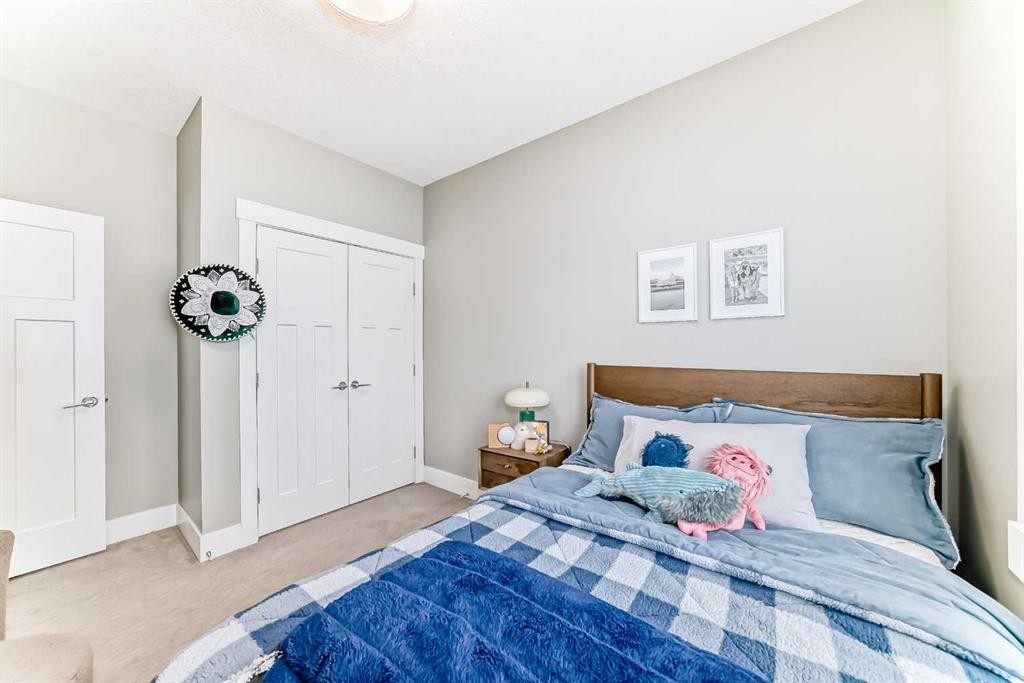 2117 51 Avenue Sw, Calgary, AB - Indoor Photo Showing Bedroom