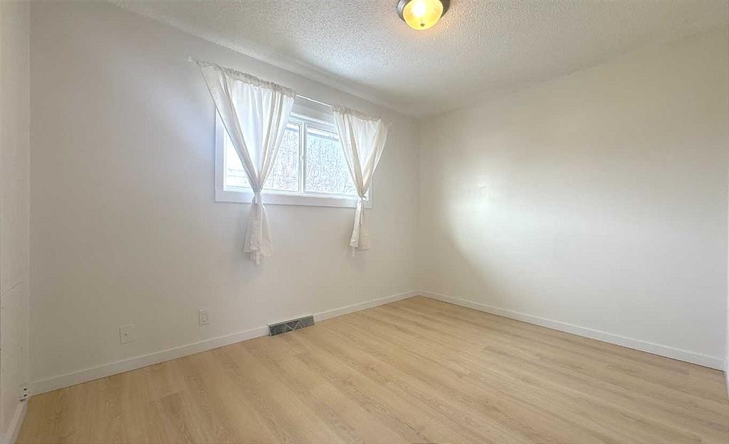 3229 19 Avenue Se, Calgary, AB - Indoor Photo Showing Other Room