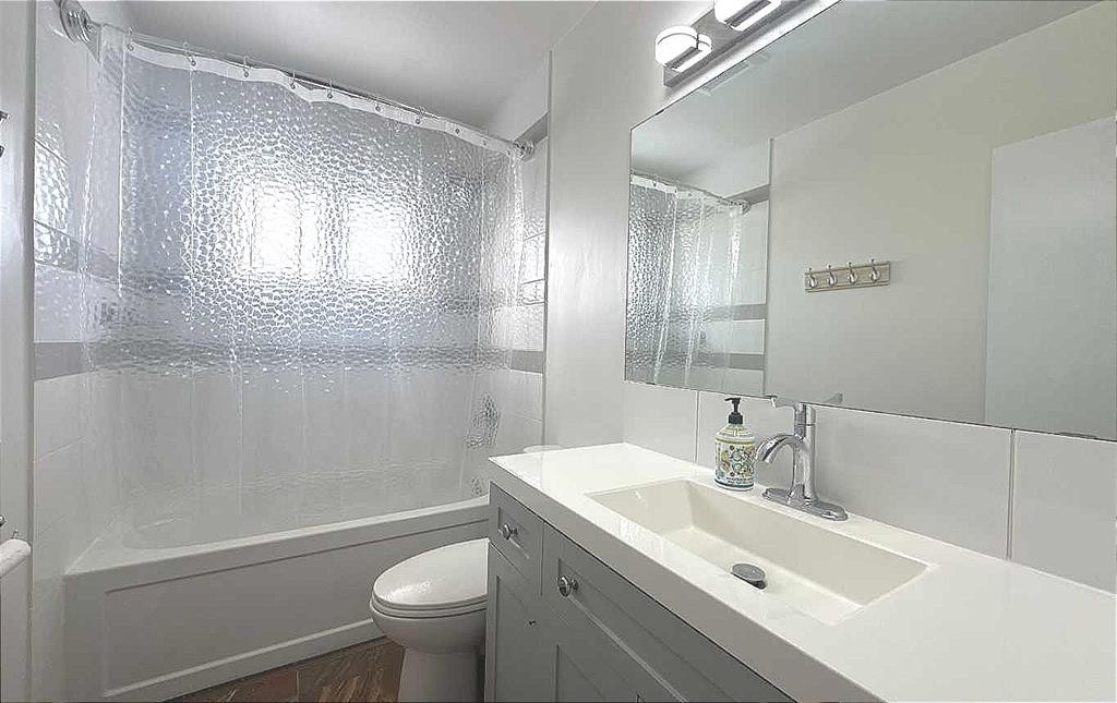 3229 19 Avenue Se, Calgary, AB - Indoor Photo Showing Bathroom