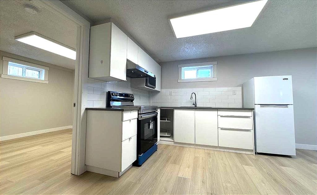 3229 19 Avenue Se, Calgary, AB - Indoor Photo Showing Kitchen