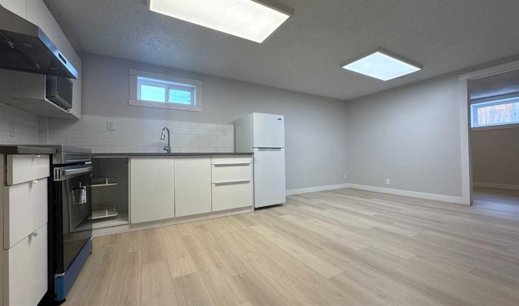 3229 19 Avenue Se, Calgary, AB - Indoor Photo Showing Kitchen