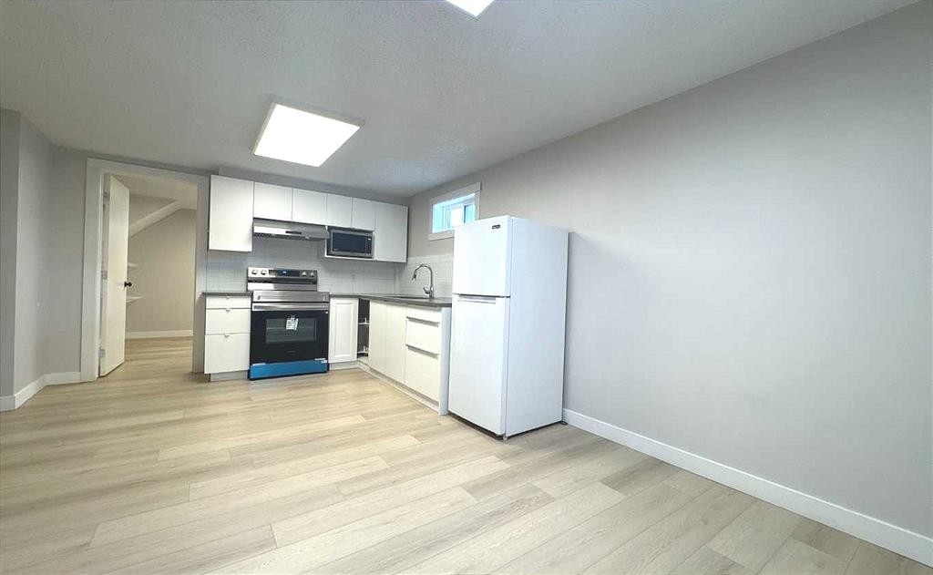 3229 19 Avenue Se, Calgary, AB - Indoor Photo Showing Kitchen