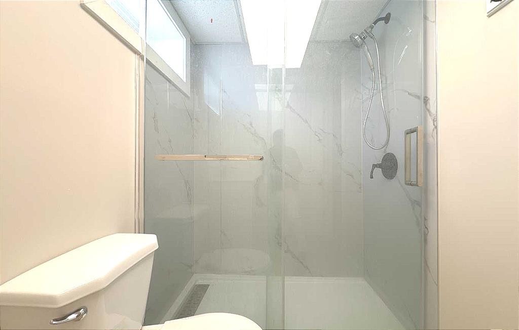 3229 19 Avenue Se, Calgary, AB - Indoor Photo Showing Bathroom