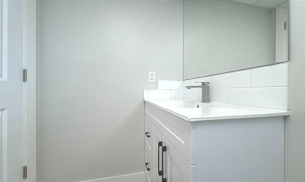 3229 19 Avenue Se, Calgary, AB - Indoor Photo Showing Bathroom