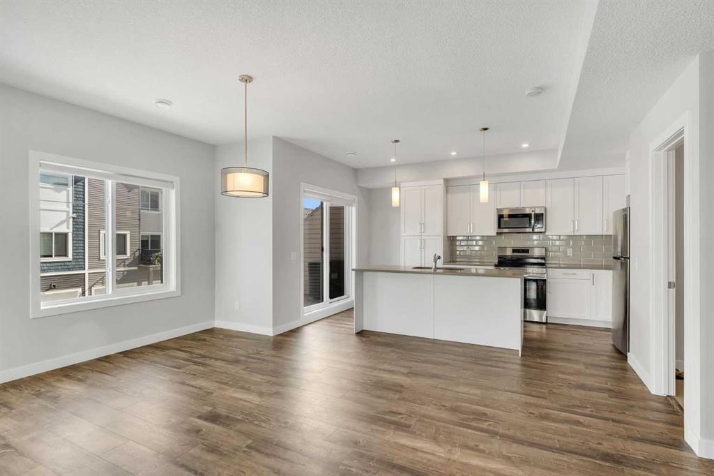 342 Canals Sw, Airdrie, AB - Indoor Photo Showing Kitchen With Upgraded Kitchen
