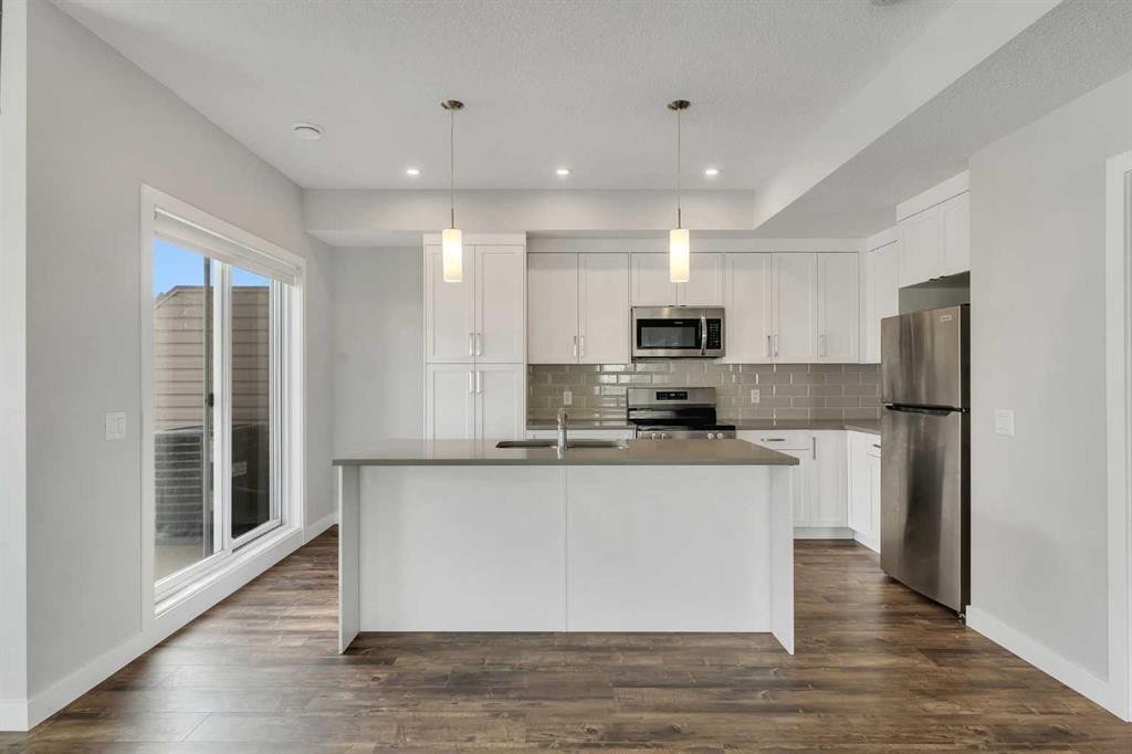 342 Canals Sw, Airdrie, AB - Indoor Photo Showing Kitchen With Stainless Steel Kitchen With Double Sink With Upgraded Kitchen