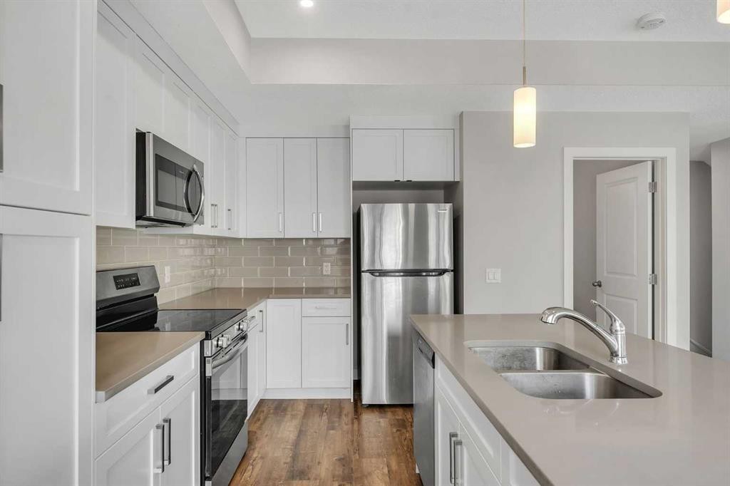 342 Canals Sw, Airdrie, AB - Indoor Photo Showing Kitchen With Stainless Steel Kitchen With Double Sink With Upgraded Kitchen