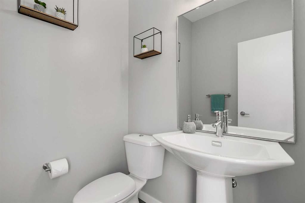 288 Copperstone Gardens Se, Calgary, AB - Indoor Photo Showing Bathroom