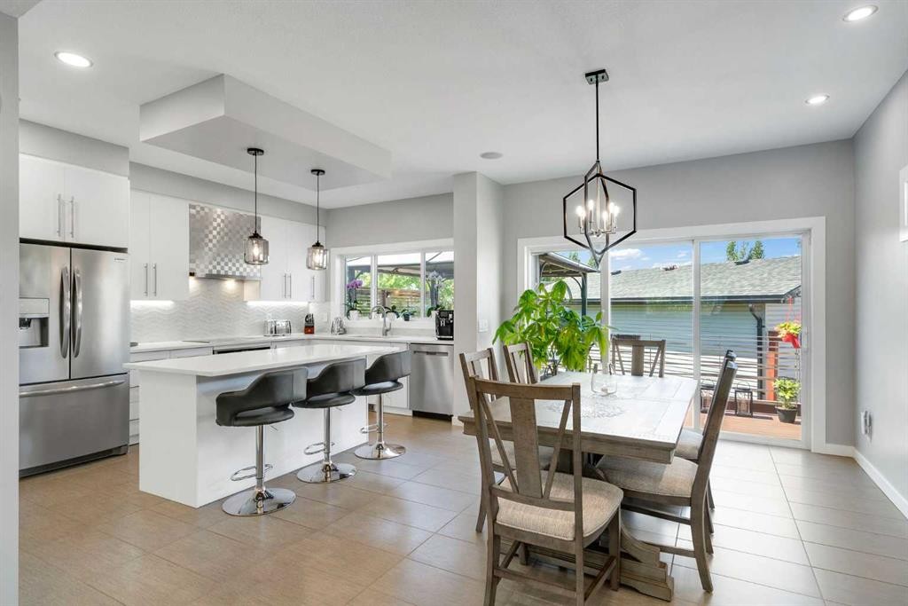 288 Copperstone Gardens Se, Calgary, AB - Indoor Photo Showing Dining Room