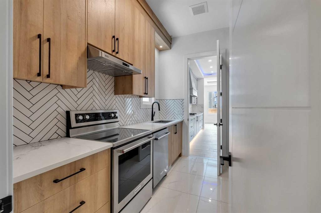 223 Kinniburgh Loop, Chestermere, AB - Indoor Photo Showing Kitchen With Stainless Steel Kitchen With Upgraded Kitchen