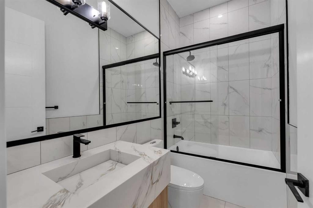 223 Kinniburgh Loop, Chestermere, AB - Indoor Photo Showing Bathroom