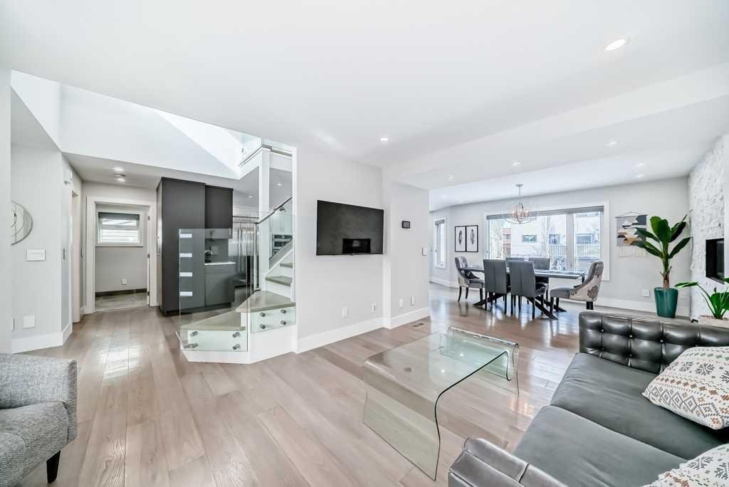 256 Riverside Mews Se, Calgary, AB - Indoor Photo Showing Living Room