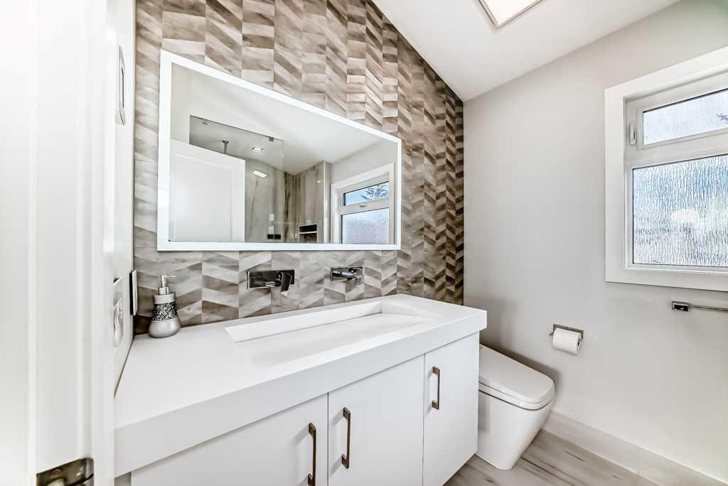 256 Riverside Mews Se, Calgary, AB - Indoor Photo Showing Bathroom