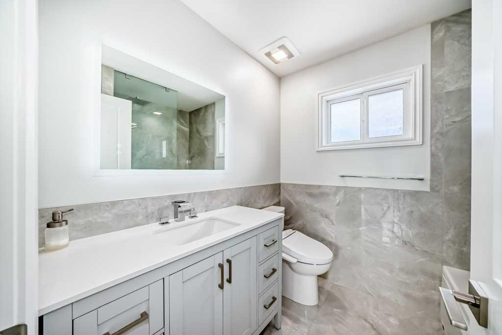 256 Riverside Mews Se, Calgary, AB - Indoor Photo Showing Bathroom
