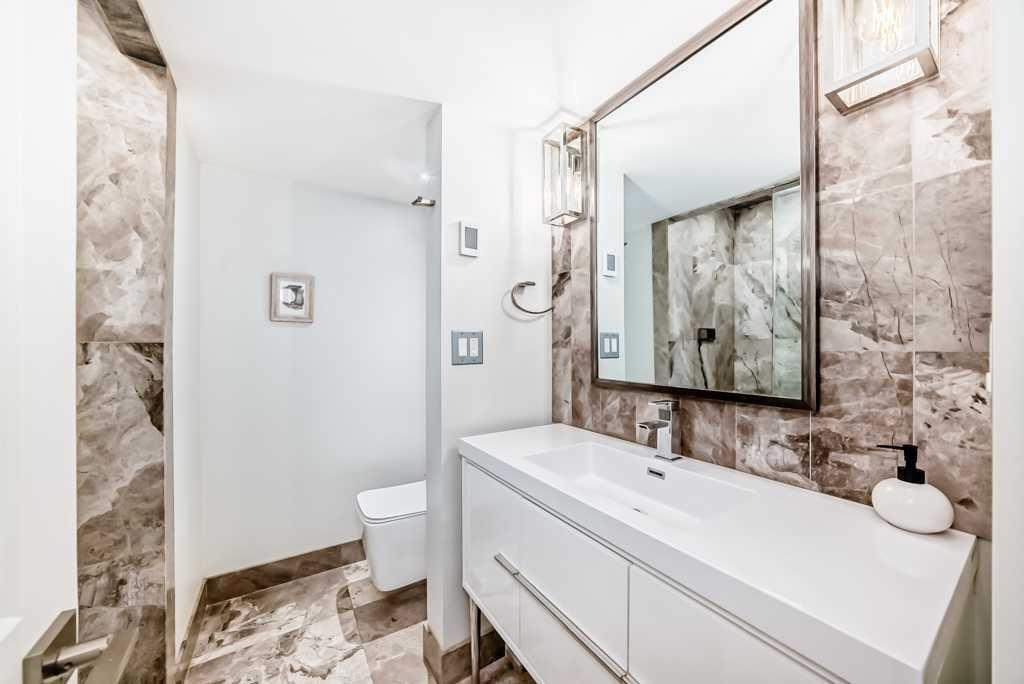 256 Riverside Mews Se, Calgary, AB - Indoor Photo Showing Bathroom