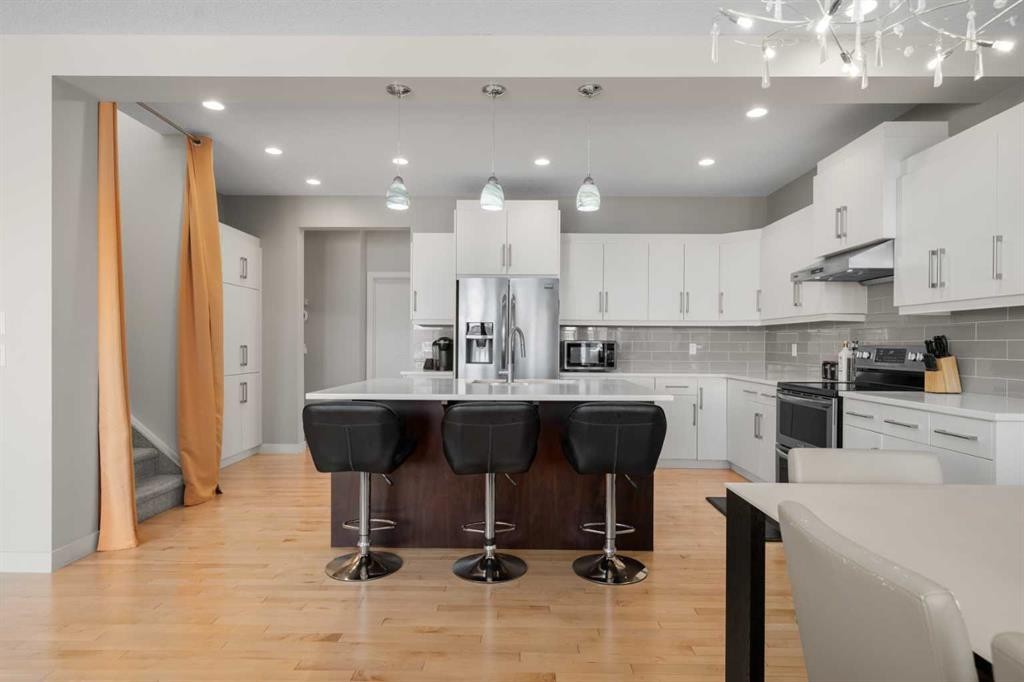 151 Heritage View, Cochrane, AB - Indoor Photo Showing Kitchen With Upgraded Kitchen