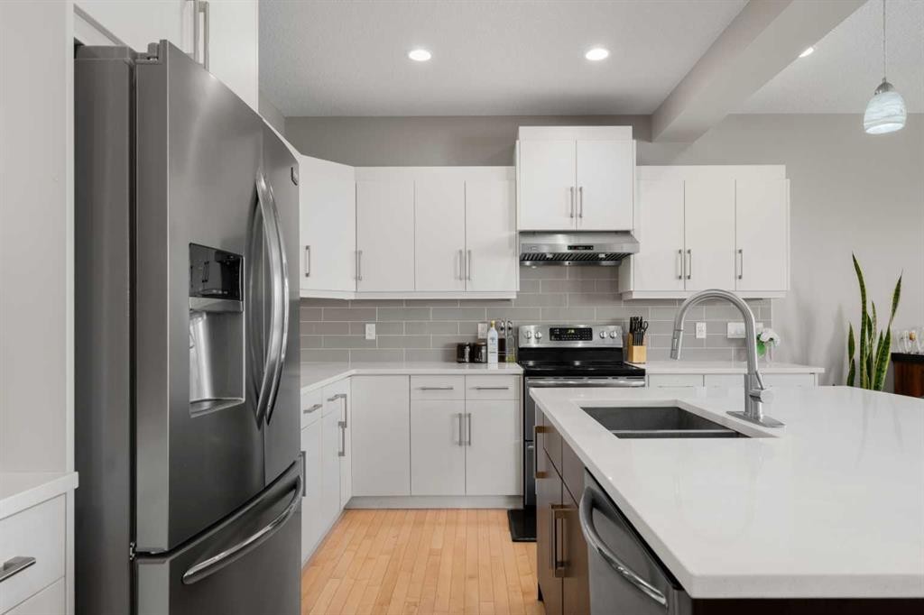 151 Heritage View, Cochrane, AB - Indoor Photo Showing Kitchen With Double Sink With Upgraded Kitchen