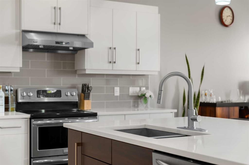 151 Heritage View, Cochrane, AB - Indoor Photo Showing Kitchen With Upgraded Kitchen