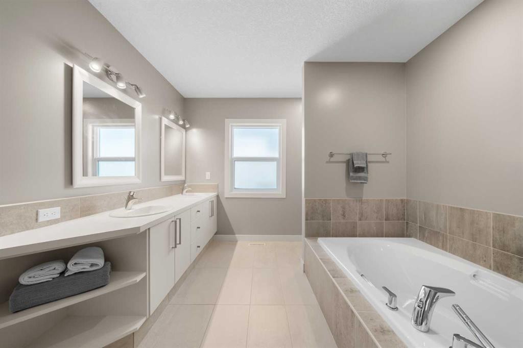 151 Heritage View, Cochrane, AB - Indoor Photo Showing Bathroom