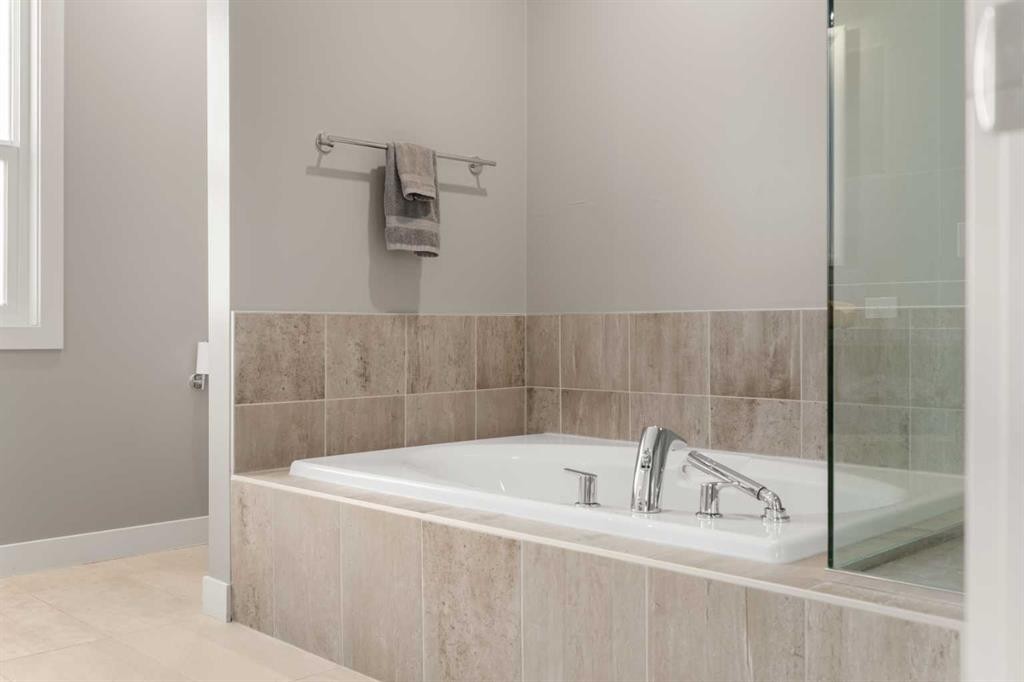 151 Heritage View, Cochrane, AB - Indoor Photo Showing Bathroom