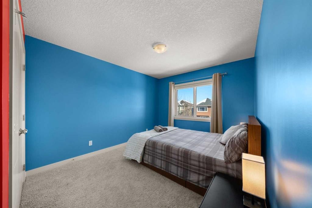 151 Heritage View, Cochrane, AB - Indoor Photo Showing Bedroom