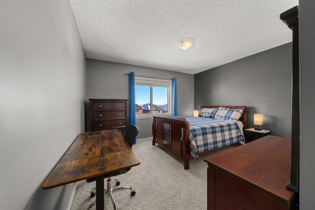 151 Heritage View, Cochrane, AB - Indoor Photo Showing Bedroom
