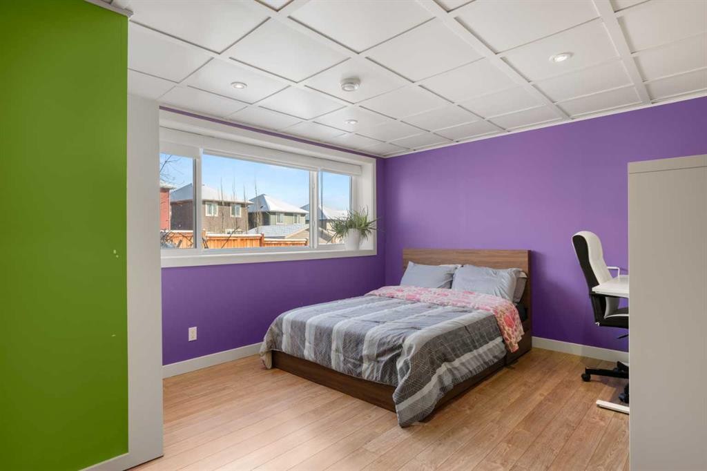 151 Heritage View, Cochrane, AB - Indoor Photo Showing Bedroom