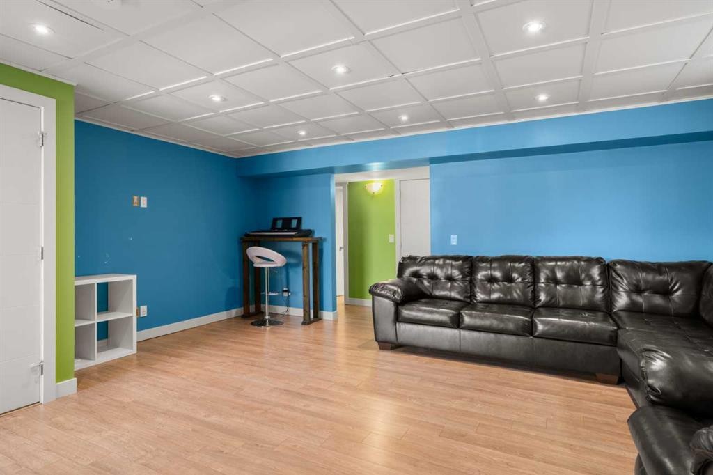 151 Heritage View, Cochrane, AB - Indoor Photo Showing Living Room