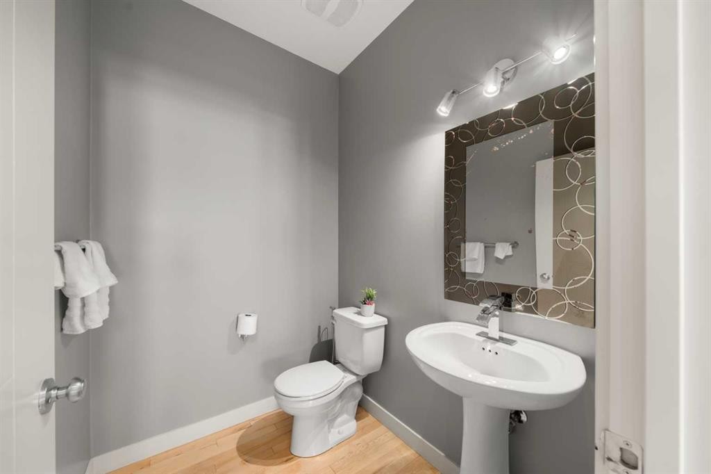 151 Heritage View, Cochrane, AB - Indoor Photo Showing Bathroom