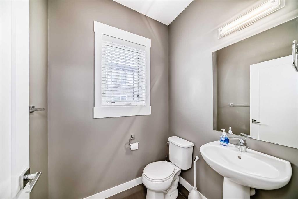 53-111 Rainbow Falls, Chestermere, AB - Indoor Photo Showing Bathroom