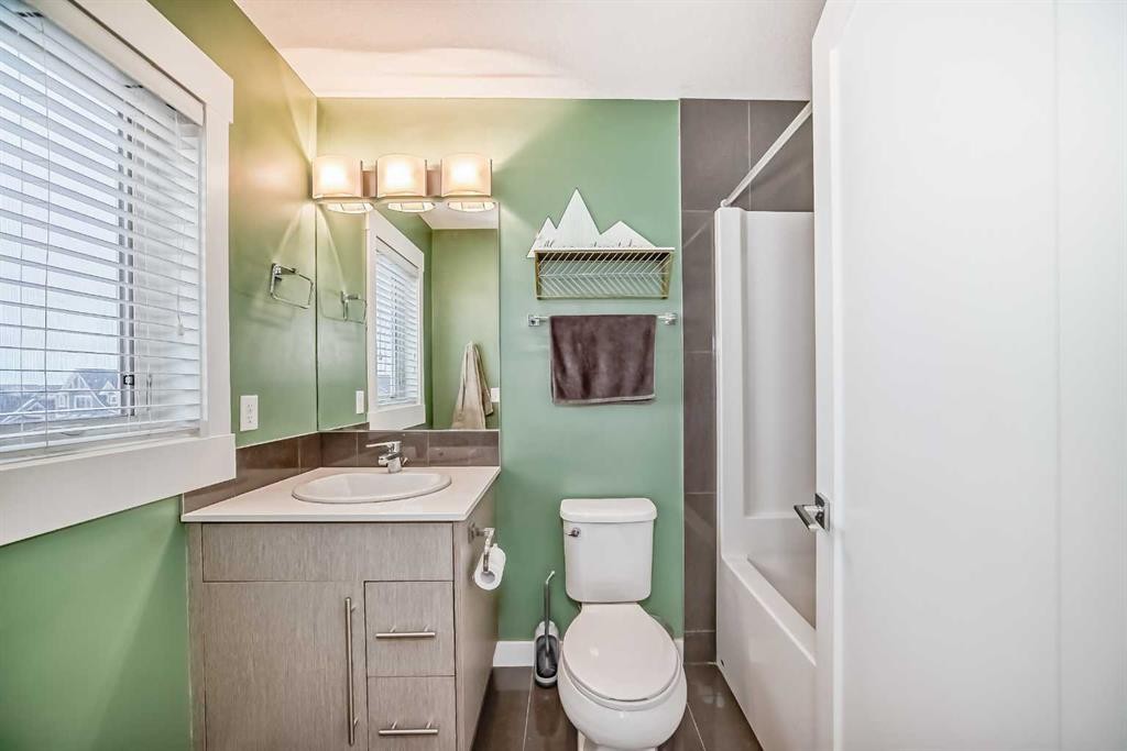 53-111 Rainbow Falls, Chestermere, AB - Indoor Photo Showing Bathroom
