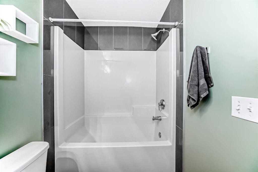 53-111 Rainbow Falls, Chestermere, AB - Indoor Photo Showing Bathroom