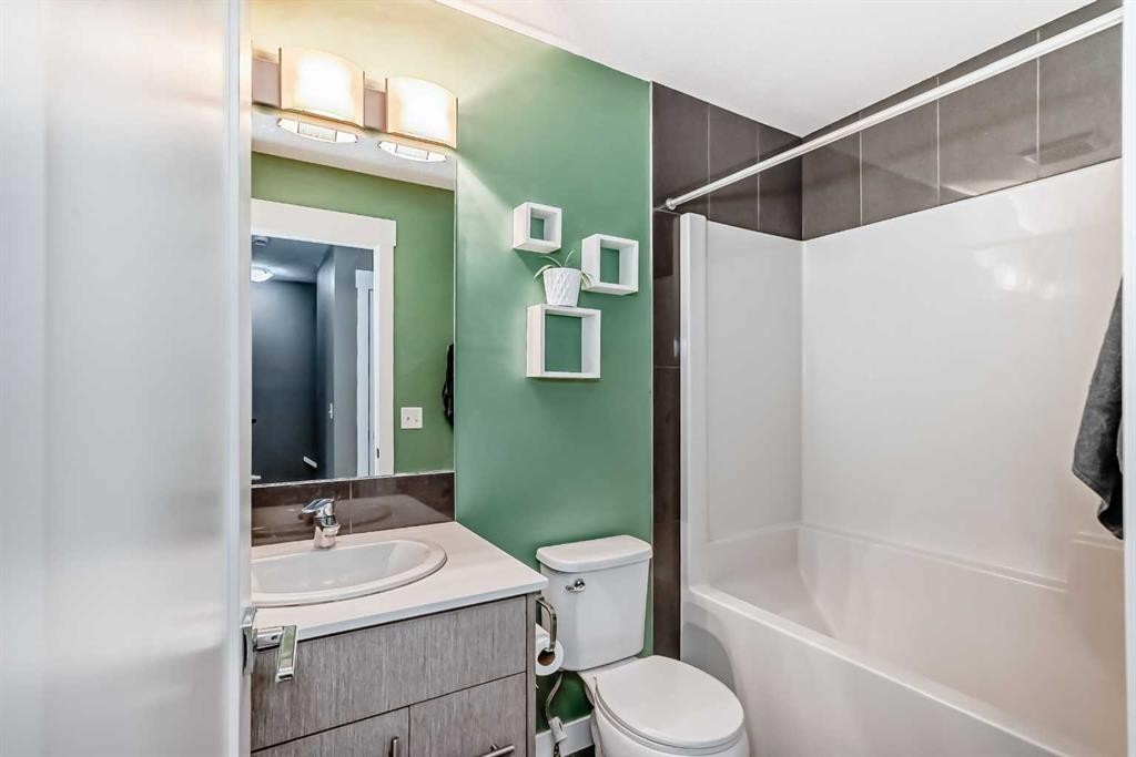 53-111 Rainbow Falls, Chestermere, AB - Indoor Photo Showing Bathroom