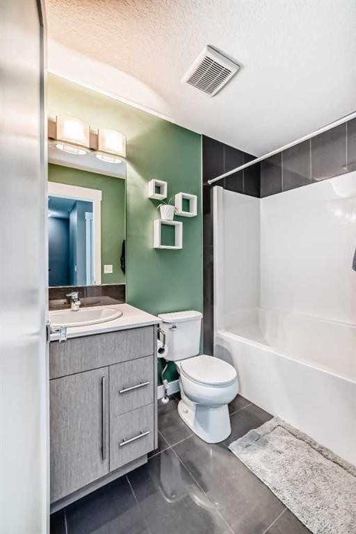 53-111 Rainbow Falls, Chestermere, AB - Indoor Photo Showing Bathroom