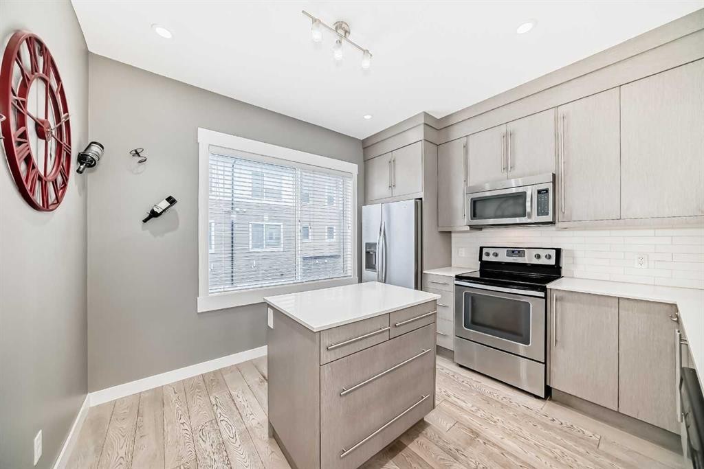 53-111 Rainbow Falls, Chestermere, AB - Indoor Photo Showing Kitchen